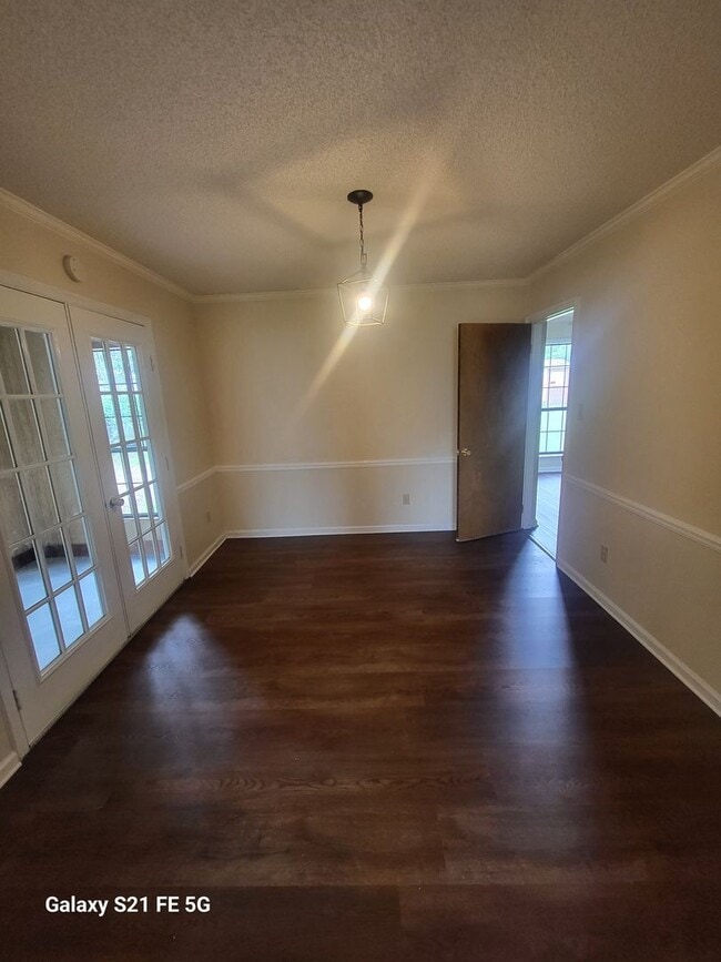 Building Photo - 3 bedroom, 2 bath home