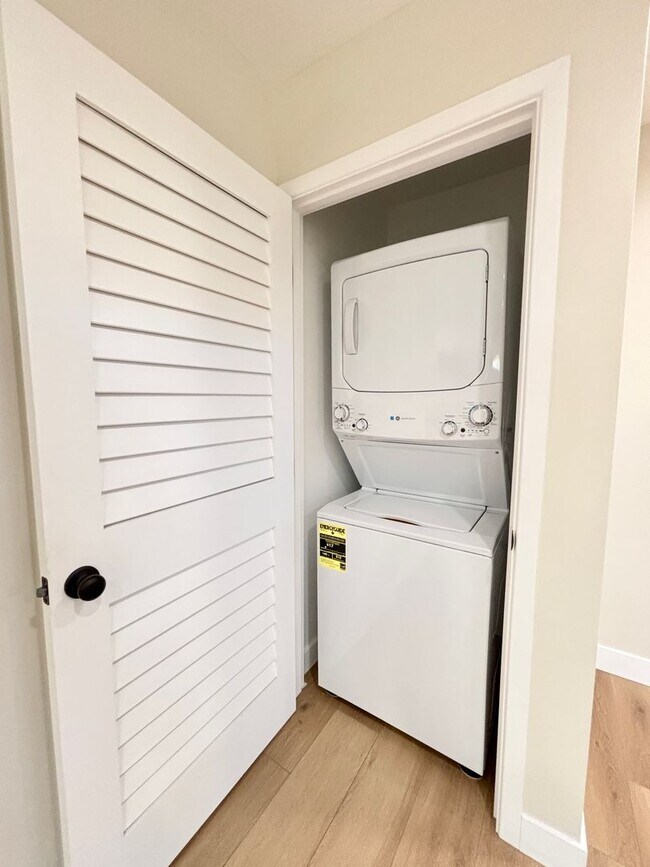 Building Photo - Private, Cozy, Backhouse Studio Located In...