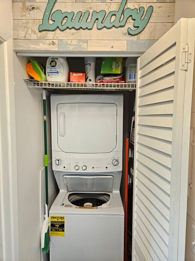 Building Photo - Seasonal Short-Term 2 Bedroom 2 Bathroom Second Floor Condo in Mission Lakes!