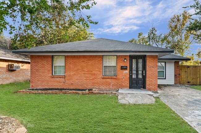 Building Photo - 3034 Akard St