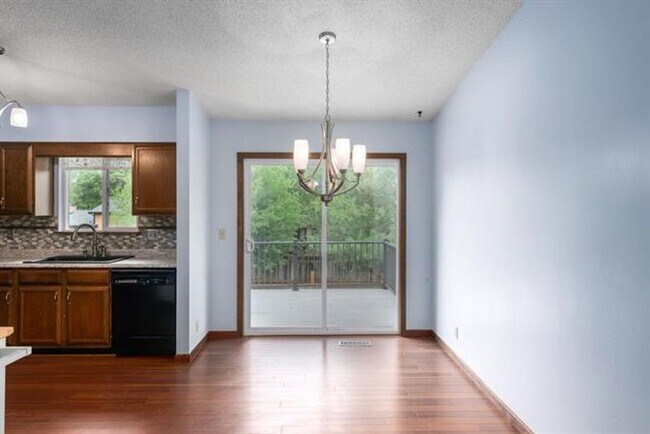 Building Photo - Spacious home near 55th st. S. and Broadway