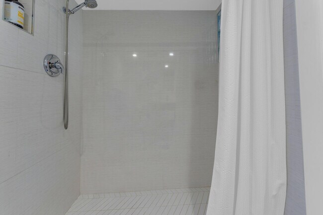 Building Photo - 50 SE 12th St