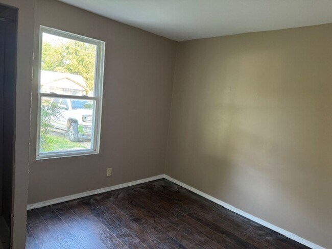 Building Photo - 1615 S Oak Ave