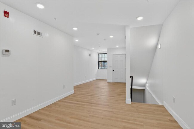 Building Photo - 712 N American St