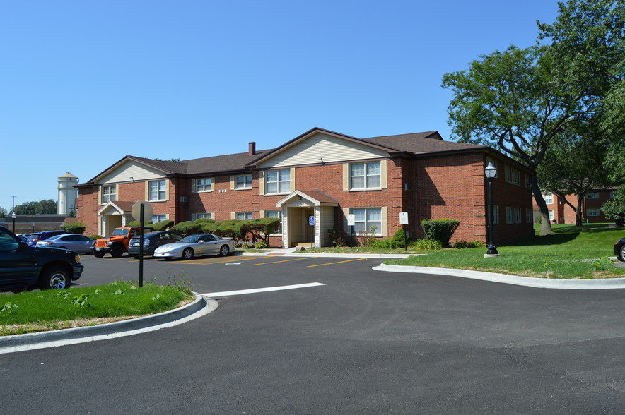 Building Photo - Colonial Manor