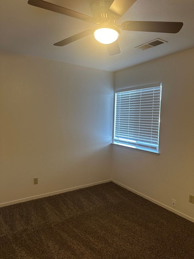 Building Photo - Cute home in a well established neighborhood with community pool!