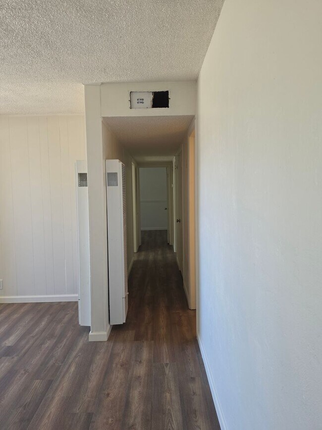 Building Photo - 3 Bedroom 2 Bath