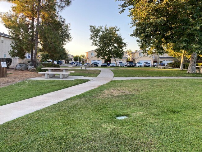 Building Photo - Beautiful 3 Bedrooms in Granite Hills