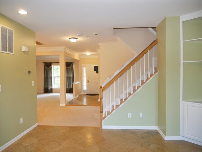 Building Photo - Gorgeous Former Model 4 Bed 2.5 Bath Townh...