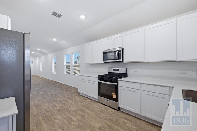 Building Photo - 306 Constanza Trl