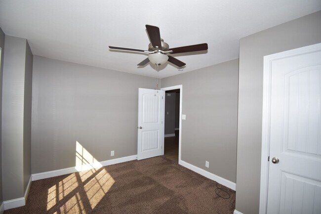 Building Photo - 3 Bedroom Pet Friendly Home For Rent in Chalet Hills!