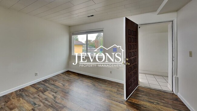 Building Photo - $1,000 Rent Credit if move-in occurs befor...