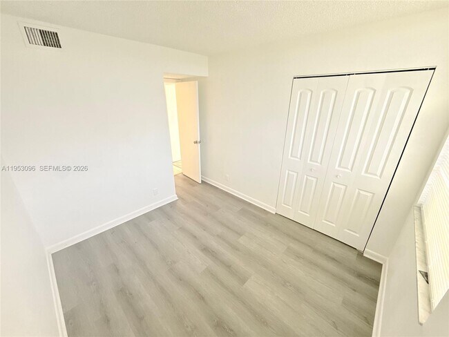 Building Photo - 210 Lake Pointe Dr