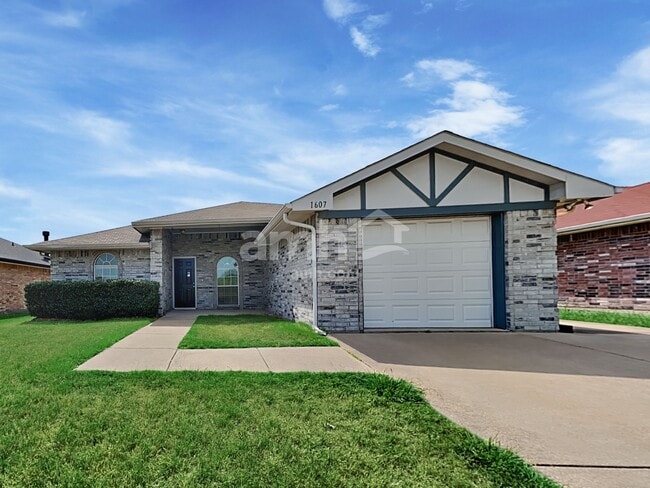 Building Photo - 1607 Tampa Bay Dr