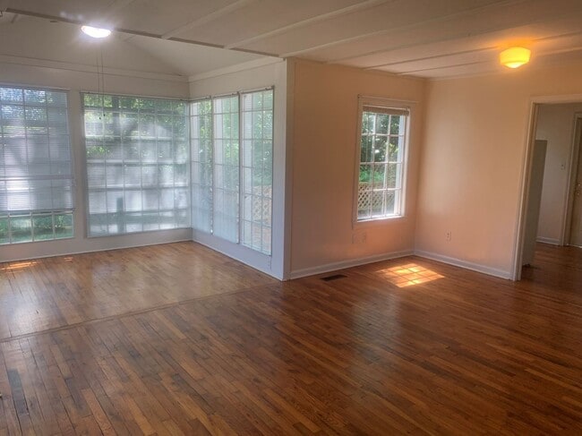 Building Photo - 1607 Jackson Bluff Rd