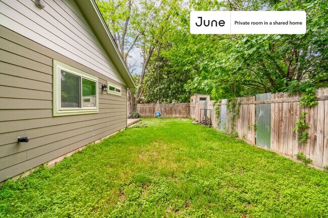 Building Photo - Private bedroom in 3 bed/2 bath Home