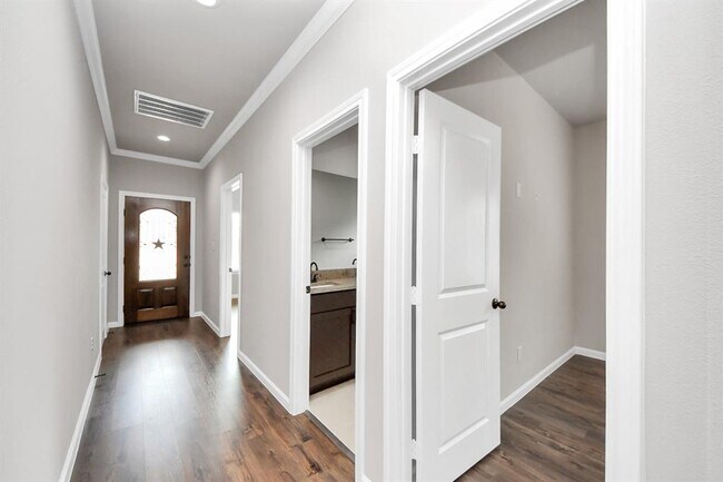 Building Photo - 314 Carlos Leal Dr