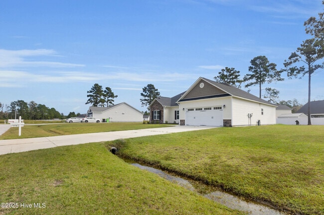 Building Photo - 174 Finch Ln