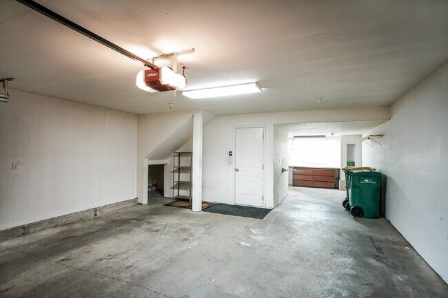 Building Photo - Charming Townhome Condo 3 Bedrooms / 2.5 B...