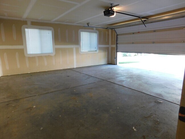 Building Photo - TWO WEEKS FREE RENT!