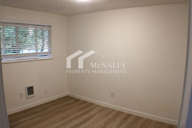 Building Photo - Updated 2 Bedroom Duplex with Garage and P...