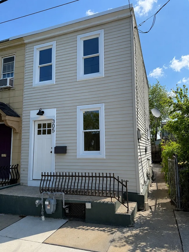 Building Photo - FULLY RENOVATED TOP TO BOTTOM!