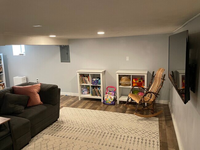 Building Photo - 3124 W Fairview Ave