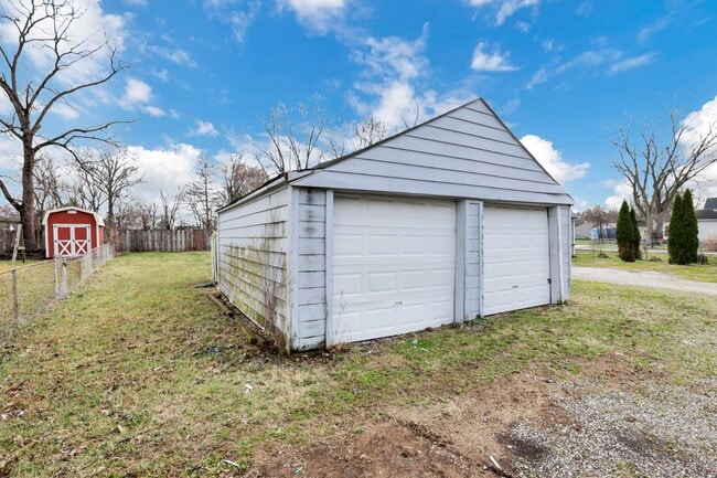 Building Photo - 590-592-592 Robinwood Ave