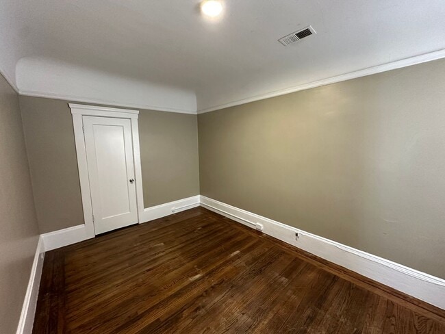 Building Photo - Rare 4BR Upstairs Gem – Light-Filled & Ove...