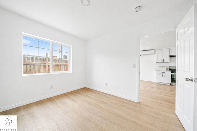 Building Photo - Bright 1BR in Los Angeles — Cozy, Convenient City Living