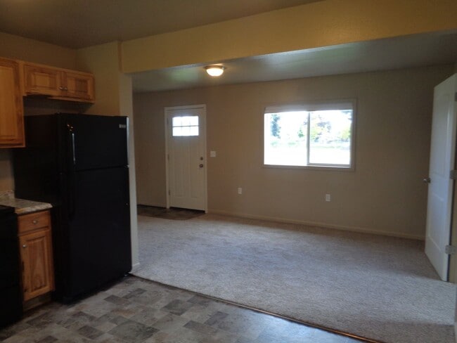 Building Photo - Updated 3 Bedroom!
