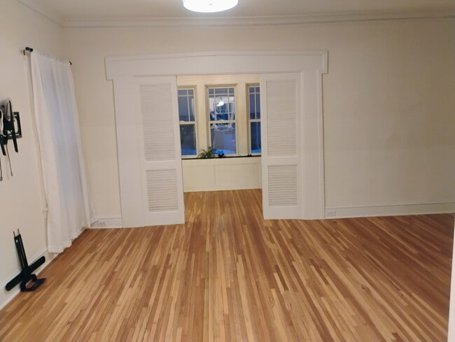 Building Photo - 1218 W 50th St