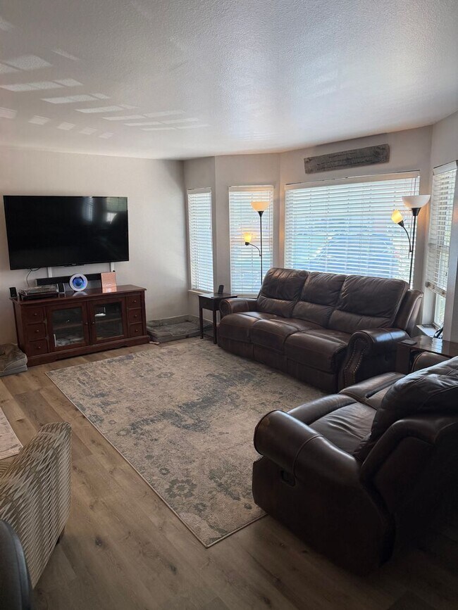 Building Photo - Located in the heart of Spanish Springs