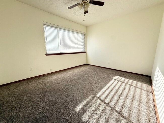 Building Photo - 214 Justin Dr