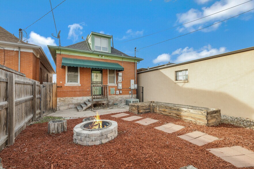 Building Photo - 756 Kalamath St