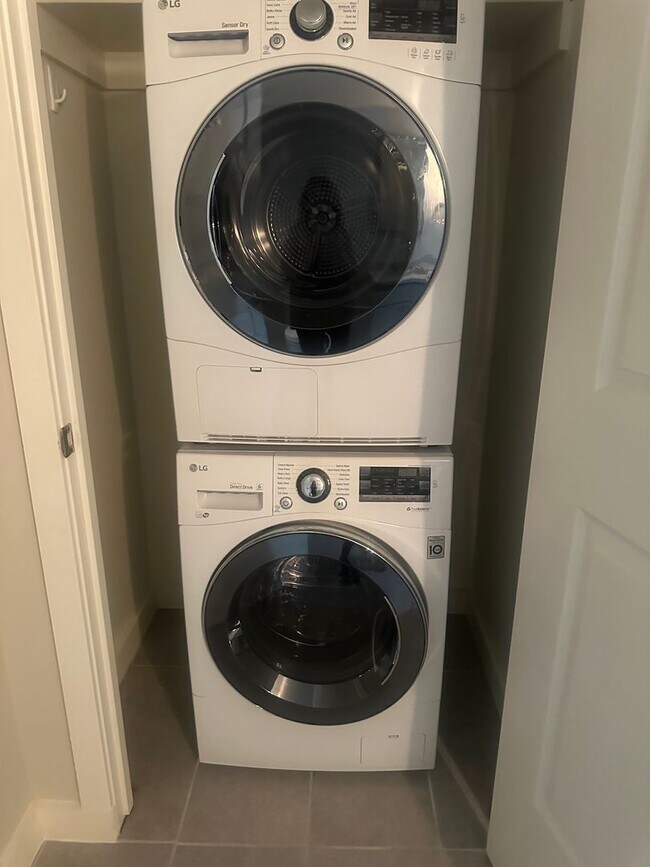 Building Photo - 1 Bedroom 1 Bath Condo Near Capitol Hill