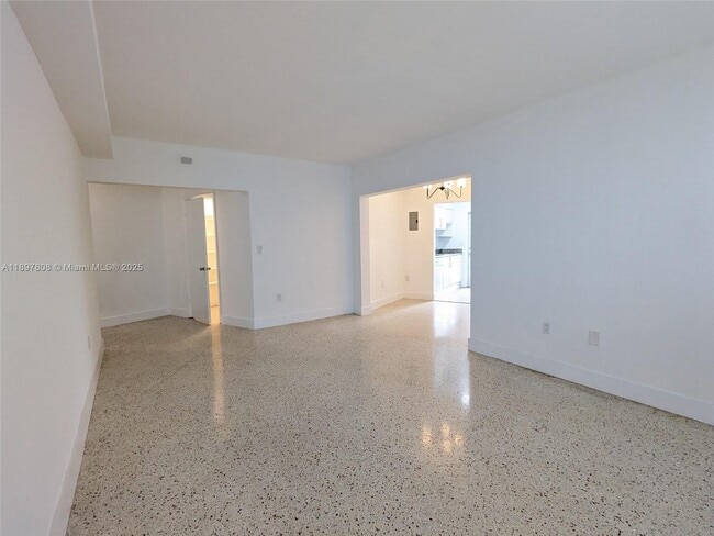 Building Photo - 6930 Rue Vendome