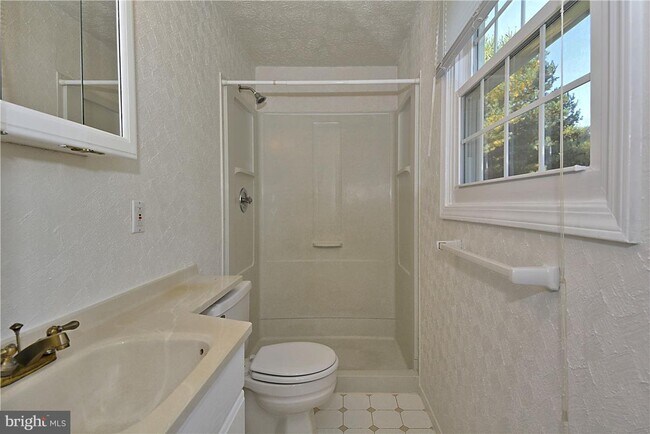Building Photo - 5 Sanders Ct