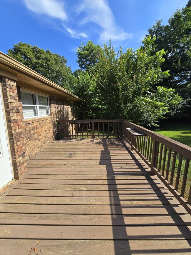 Building Photo - "Charming Full Brick, 3-Bed Oasis in Hampton, GA with 1.5 Baths – Your Perfect Retreat Awaits!"