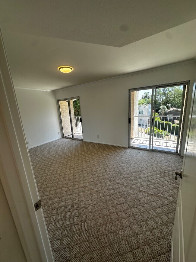 Building Photo - 4003 Sunset Dr