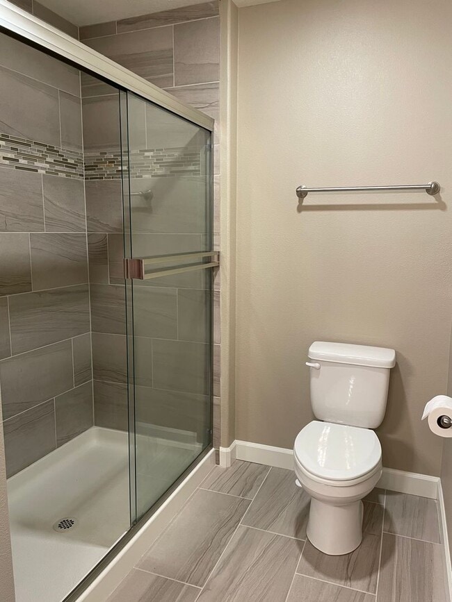 Building Photo - LUXURY 4 BD TOWNHOME! GATED PARKER VILLAGE...