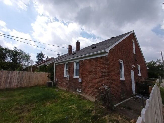 Building Photo - 3 bedroom 1.5 bath brick bungalow - AVAILA...