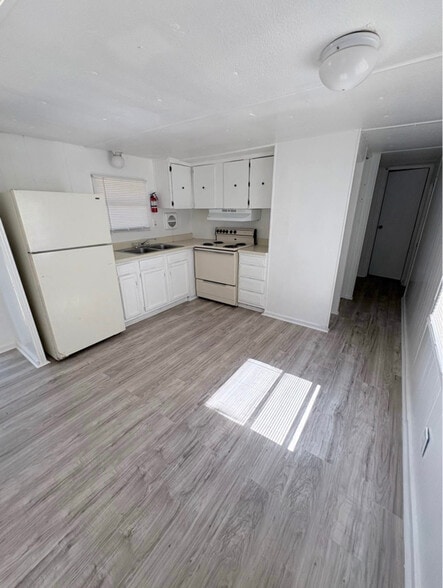 Building Photo - 215 Weeks Rd