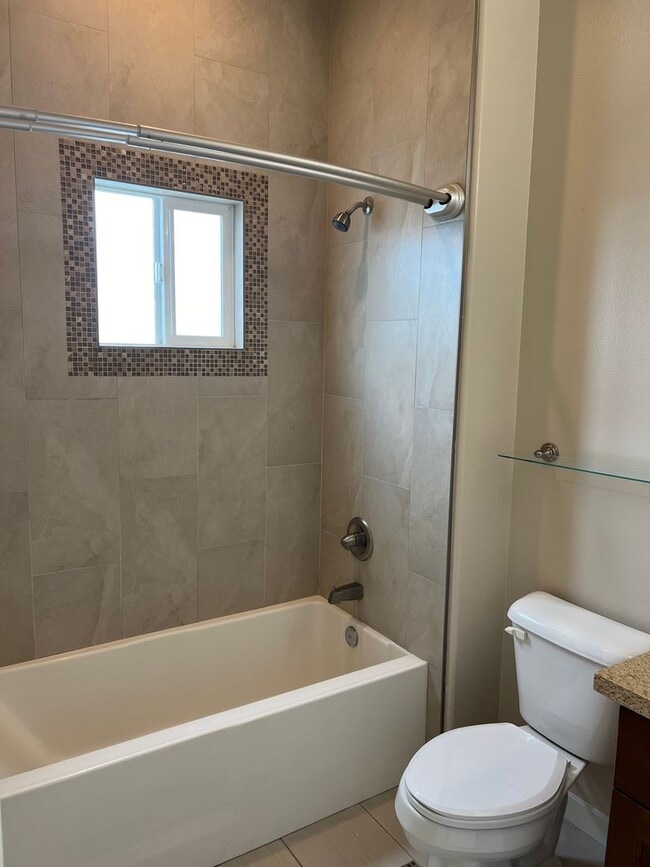 Building Photo - Modern 3 Bed/ 4 Bath, Detached, Private Dr...