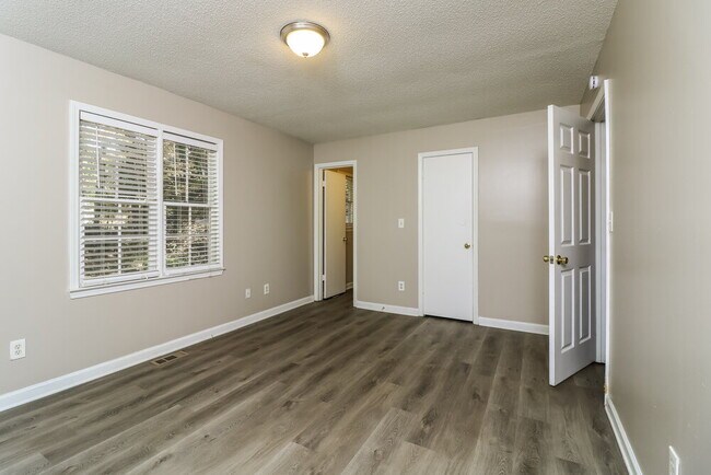 Building Photo - 222 Cove Rd