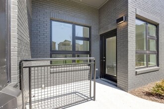 Building Photo - Walk to Geodis - 1 Bed Condo in WEHO!