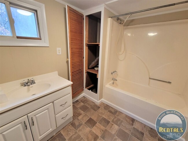 Building Photo - 2 Bedroom Right in Town!