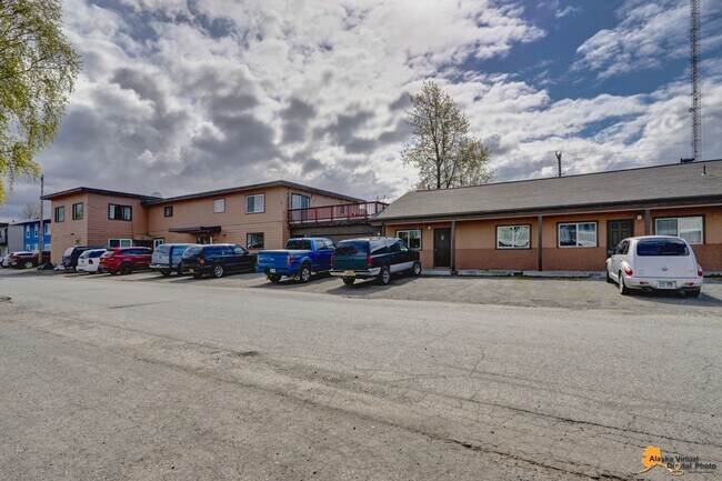 Building Photo - 906 W 29th Place