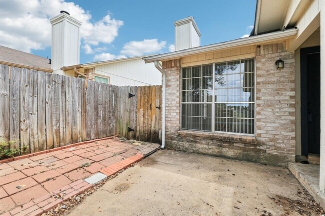 Building Photo - 4003 Stonebridge Dr