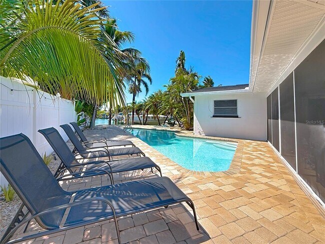 Building Photo - 25 Island Dr